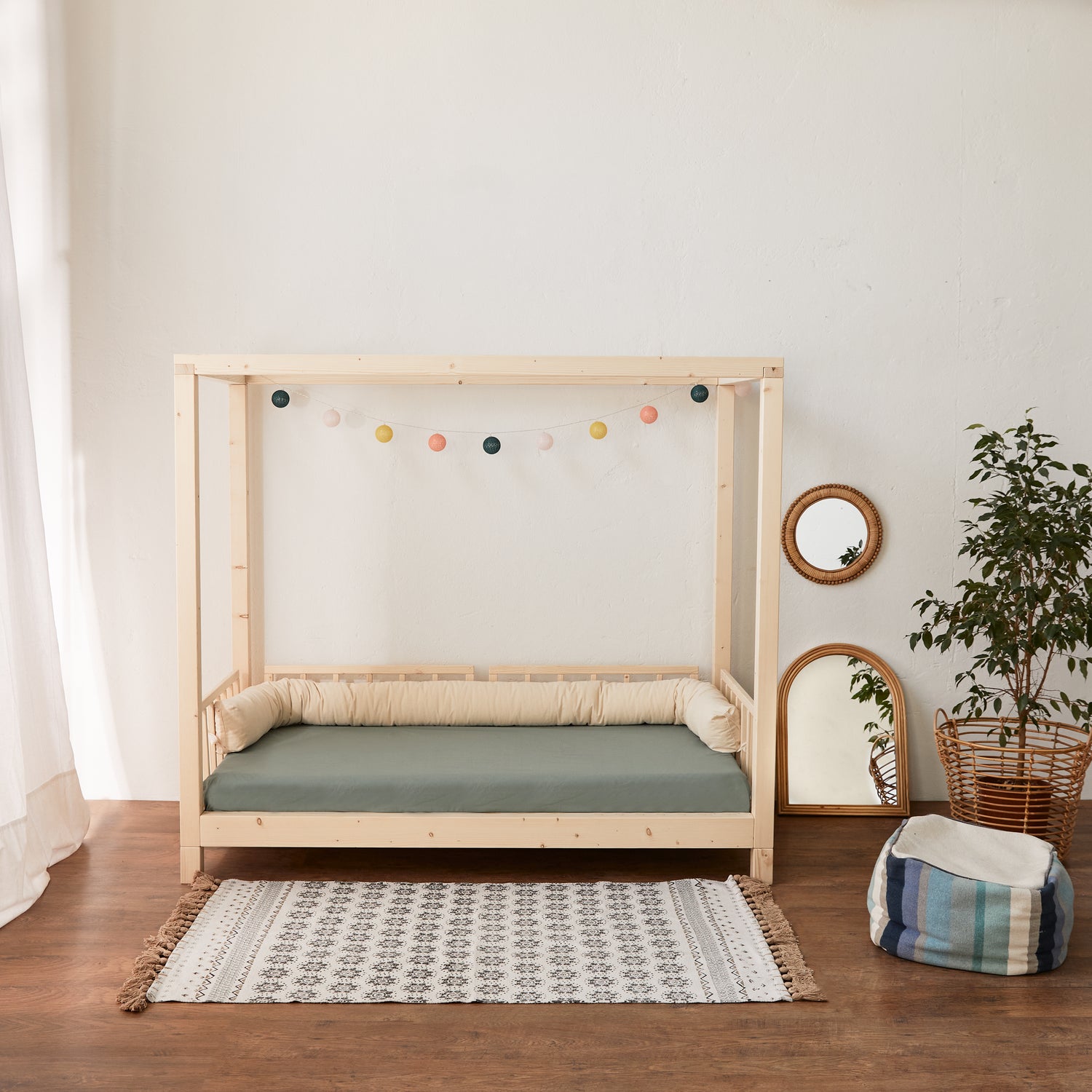 lettino montessori a baldacchino in legno naturale