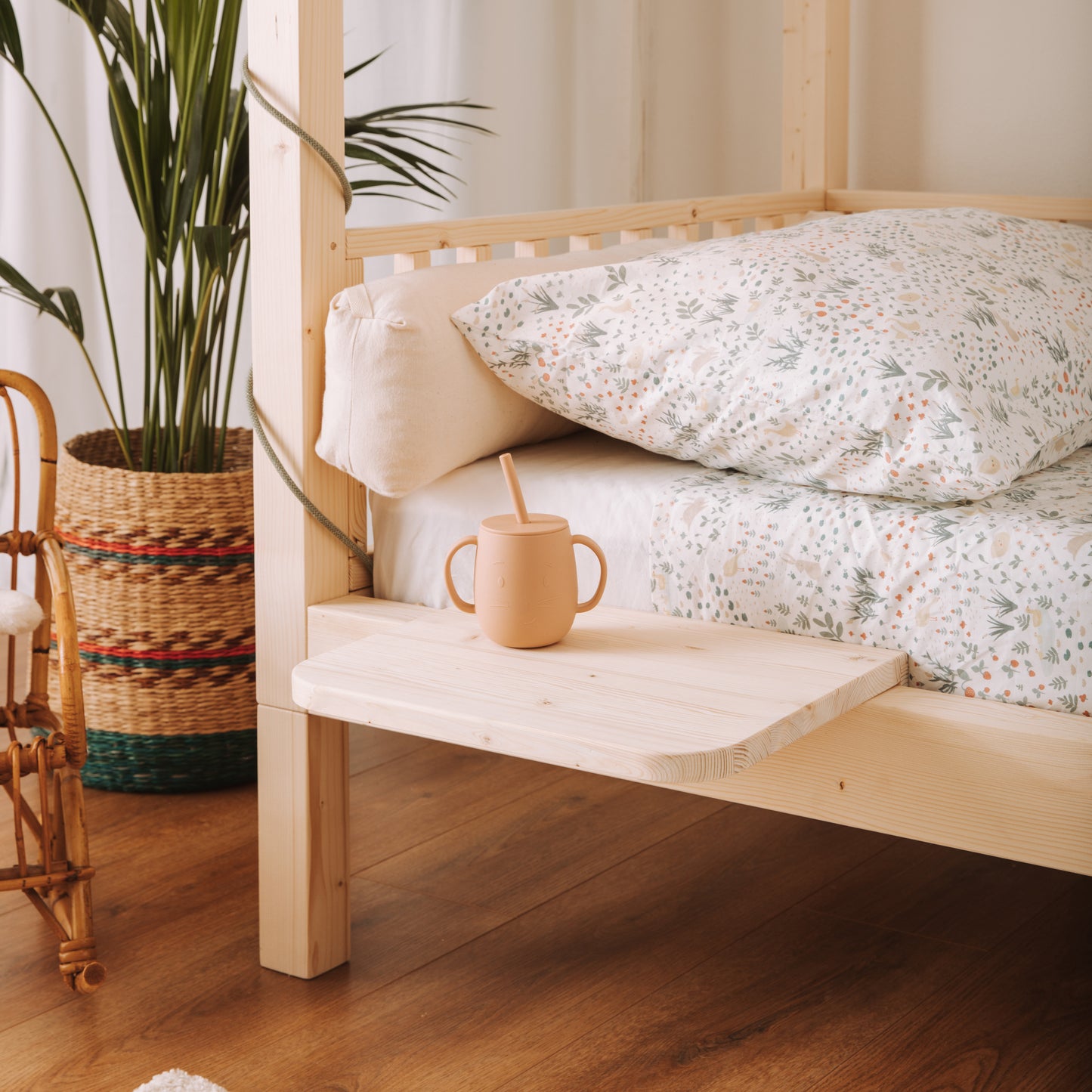 comodino in legno naturale montato su lettino montessori made in italy