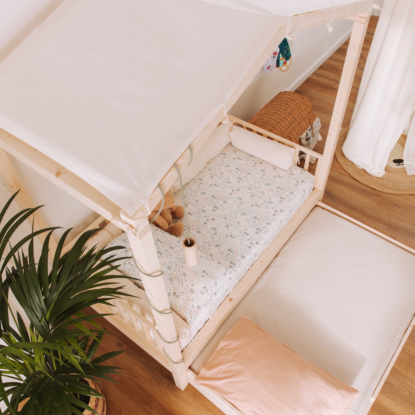 letto montessori con baldacchino e cassettone contenitore con secondo letto