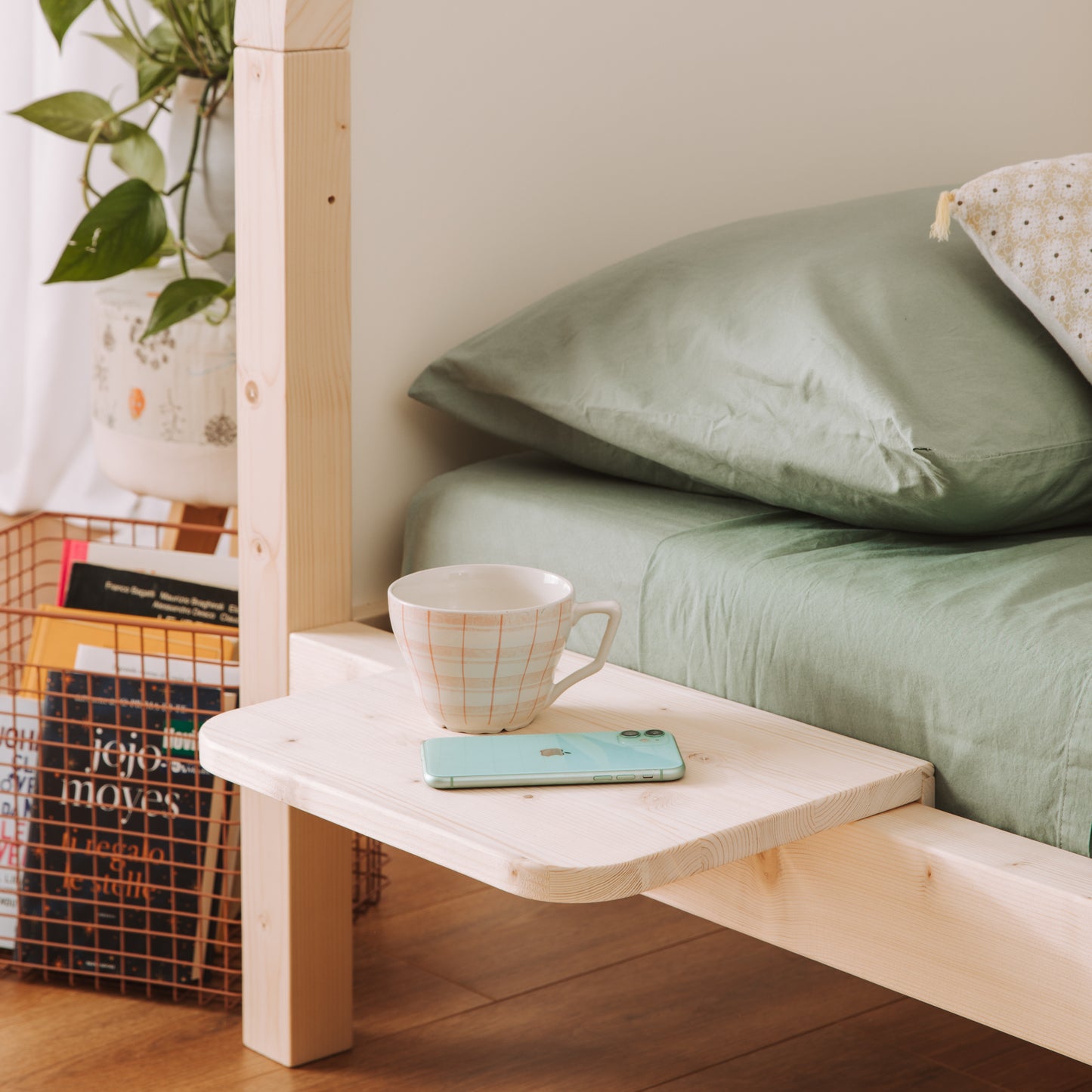 comodino montessoriano in legno massello montato su letto per bambini zero+ Fun