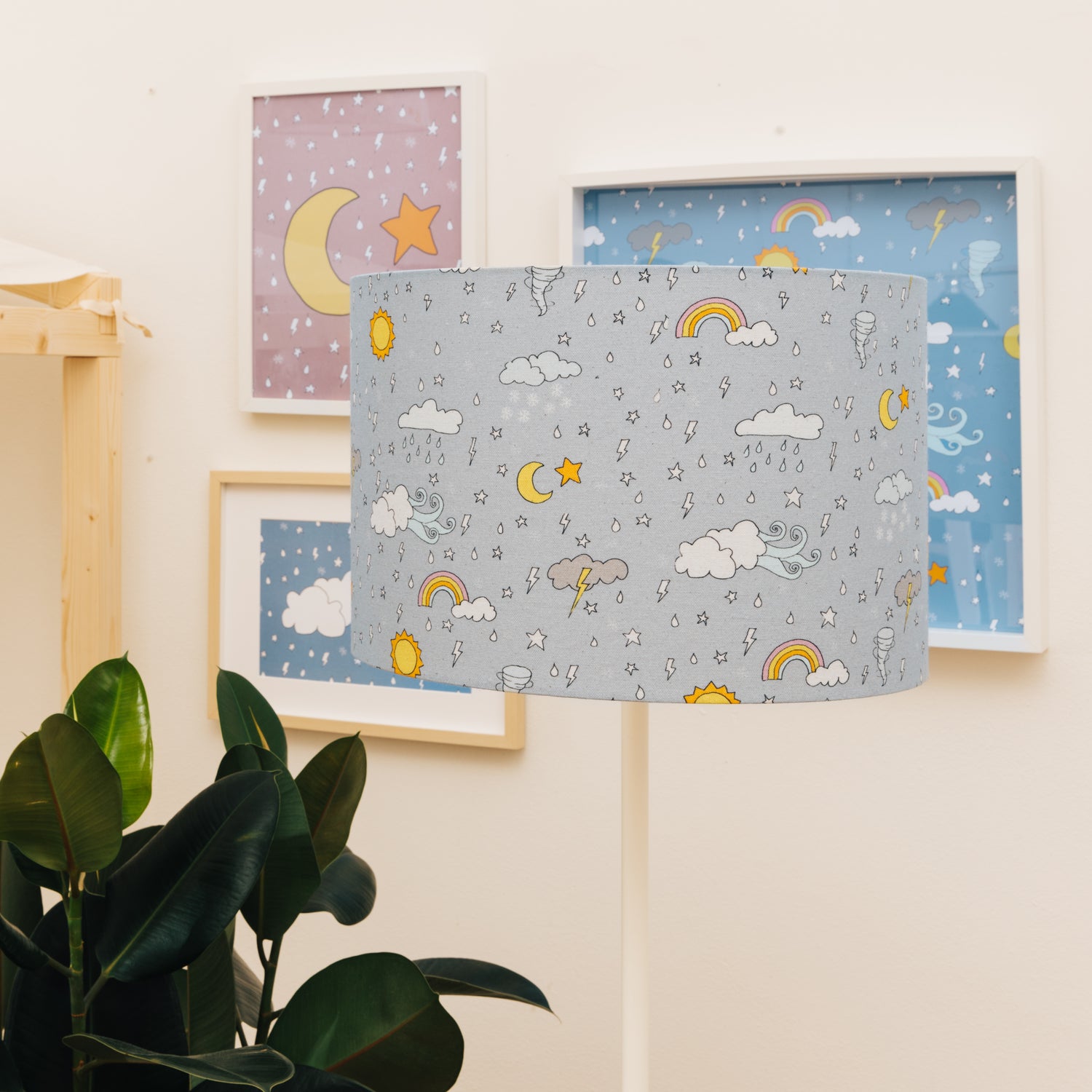 Paralume in cotone per lampada da terra, ideale in una cameretta Montessori.