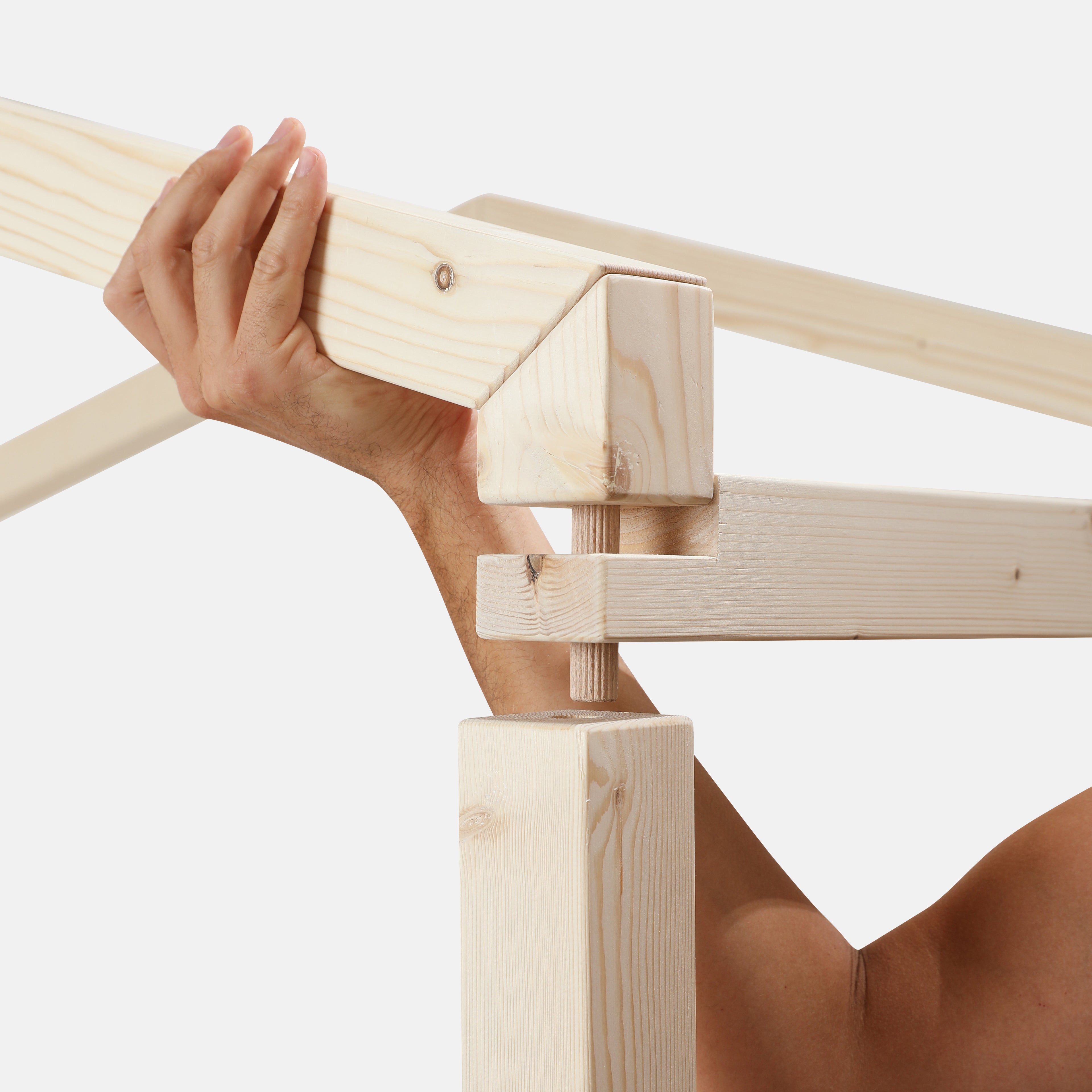 fasi di montaggio lettino montessoriano a baldacchino in legno naturale