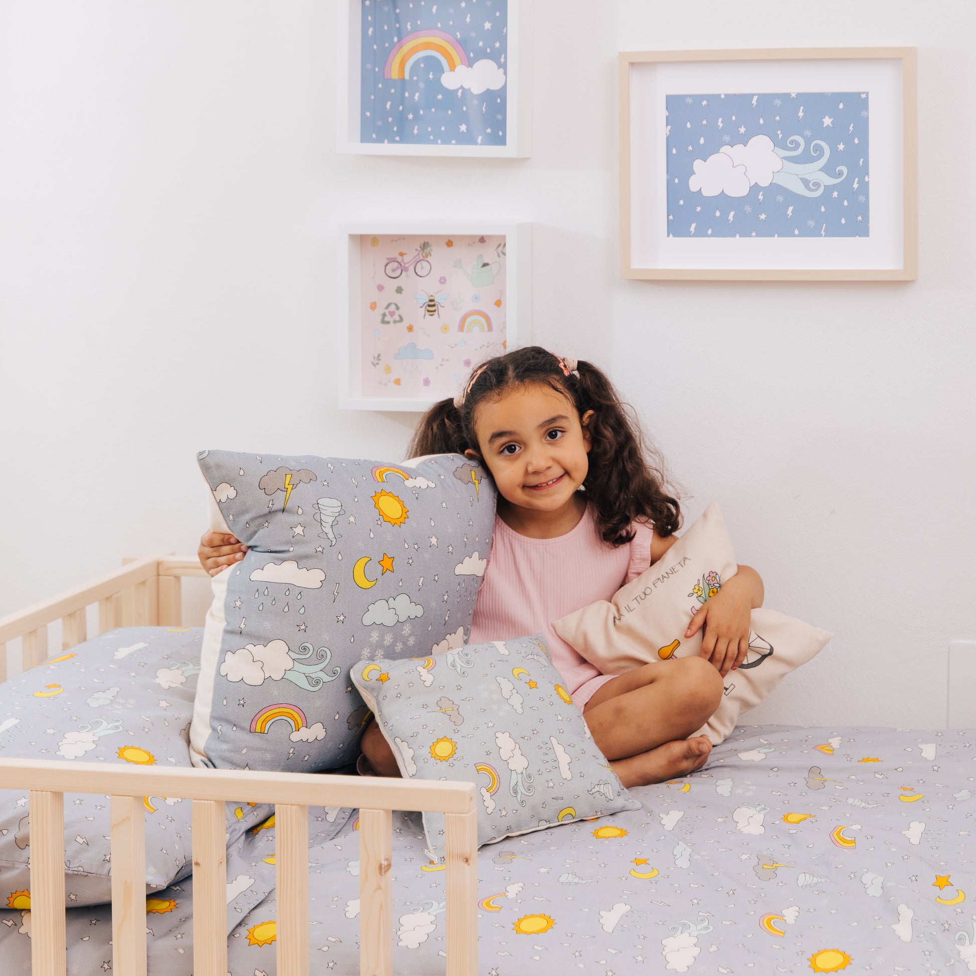 Con il fondo blu e gli elementi naturali, i cuscini "Rispetta la natura" creano un ambiente positivo e rilassante per la cameretta dei tuoi bambini.