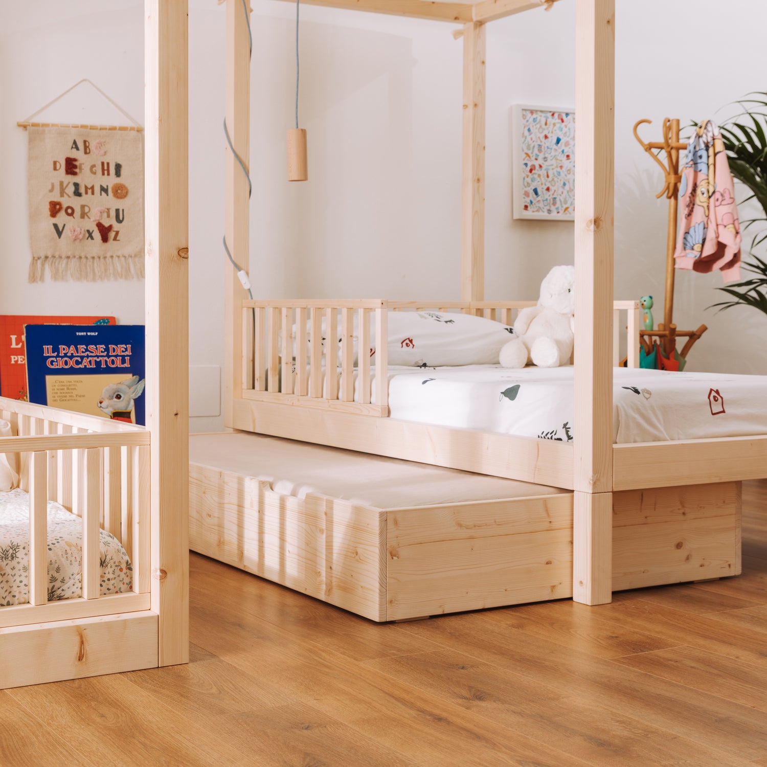 letto montessori zeropiù nabè con baldacchino e cassetto contenitore aperto