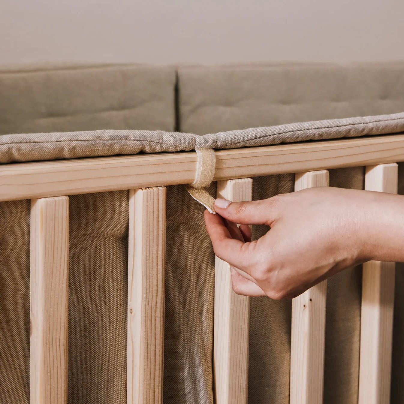 Gepolsterte Kopfteilstütze und Rausfallschutz für zero+ Fun