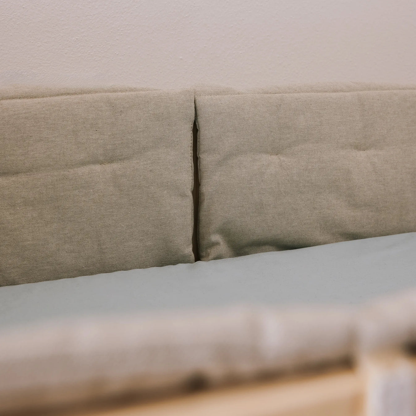 Gepolsterte Kopfteilstütze und Rausfallschutz für zero+ Fun