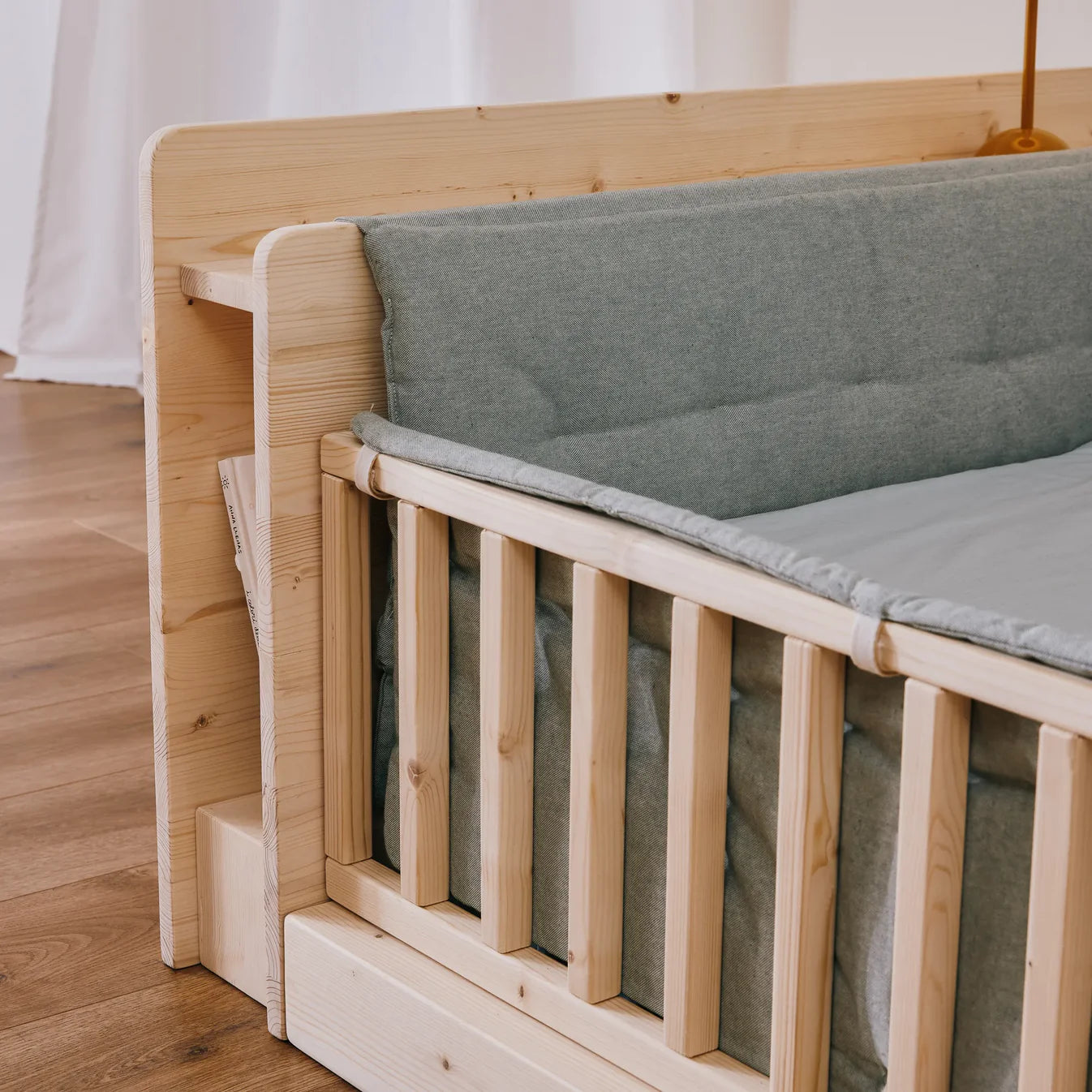 Gepolsterte Kopfteilstütze und Rausfallschutz für zero+ Fun