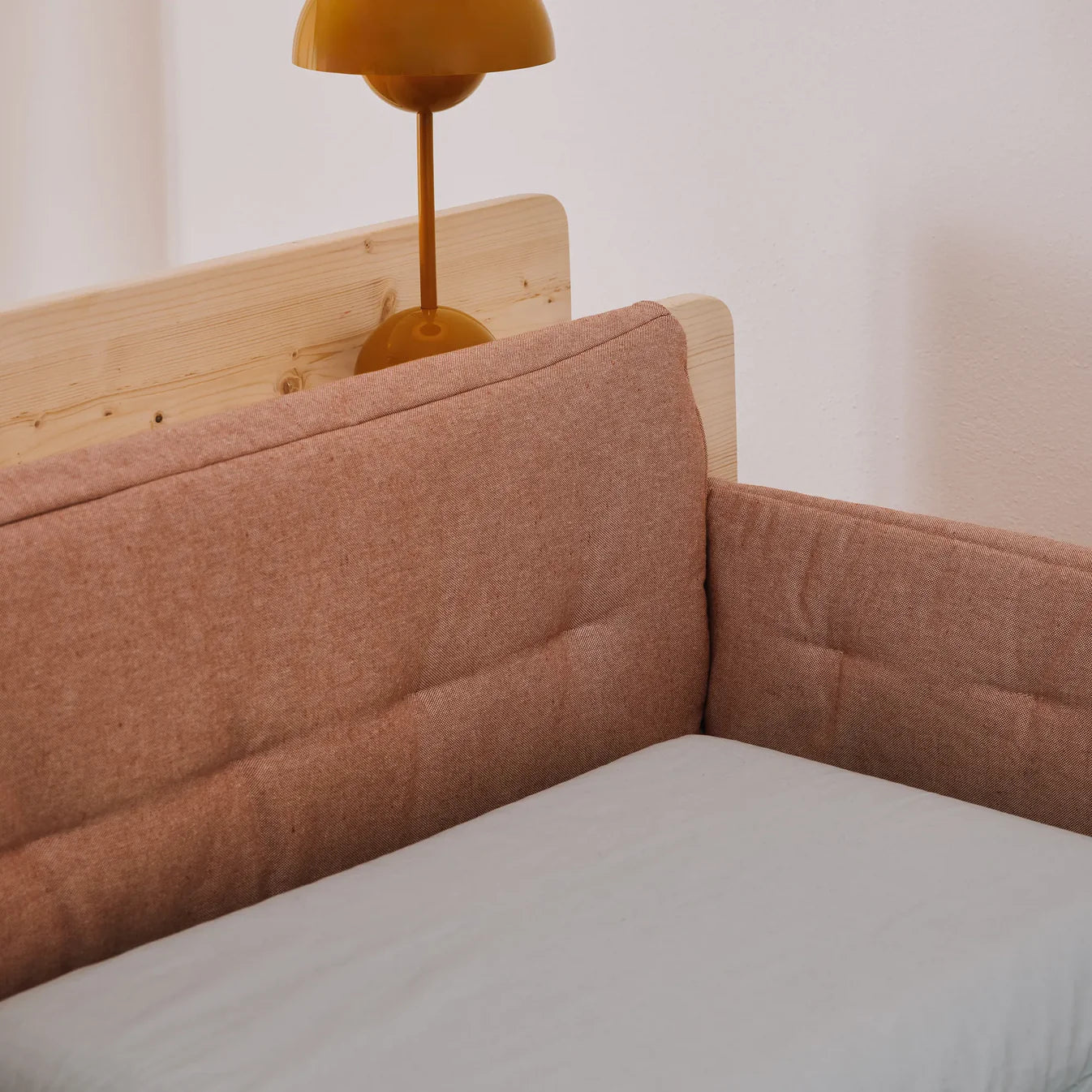 Gepolsterte Kopfteilstütze und Rausfallschutz für zero+ Fun