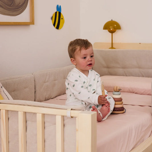 Gepolsterte Kopfteilstütze und Rausfallschutz für zero+ Fun