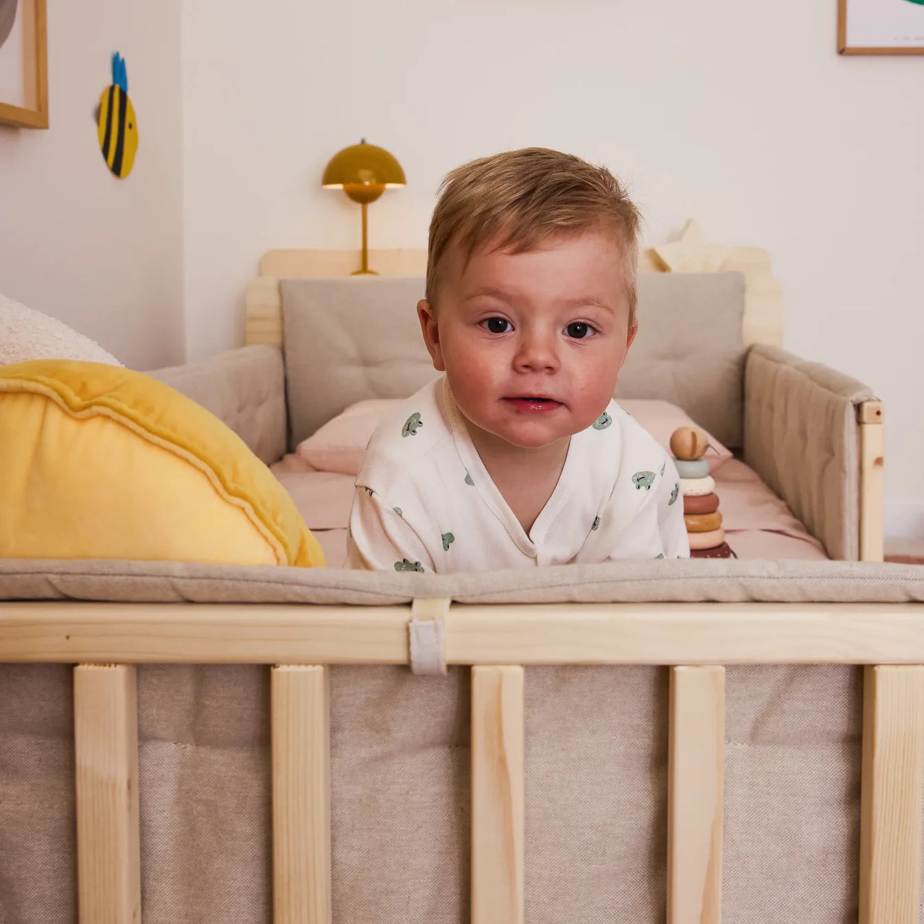 Gepolsterte Kopfteilstütze und Rausfallschutz für zero+ Fun