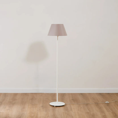 Stehlampe mit einfarbigem Lampenschirm