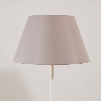 Stehlampe mit einfarbigem Lampenschirm