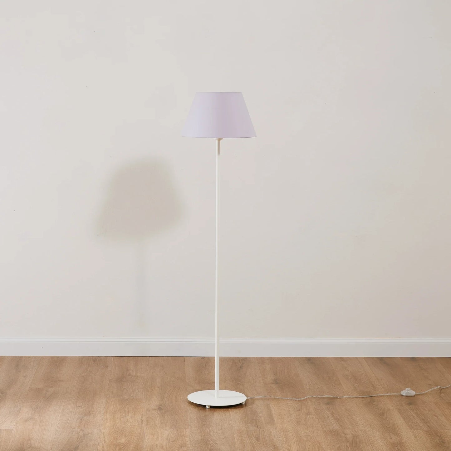 Stehlampe mit einfarbigem Lampenschirm