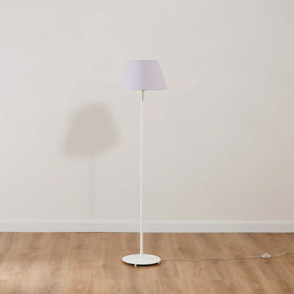 Stehlampe mit einfarbigem Lampenschirm