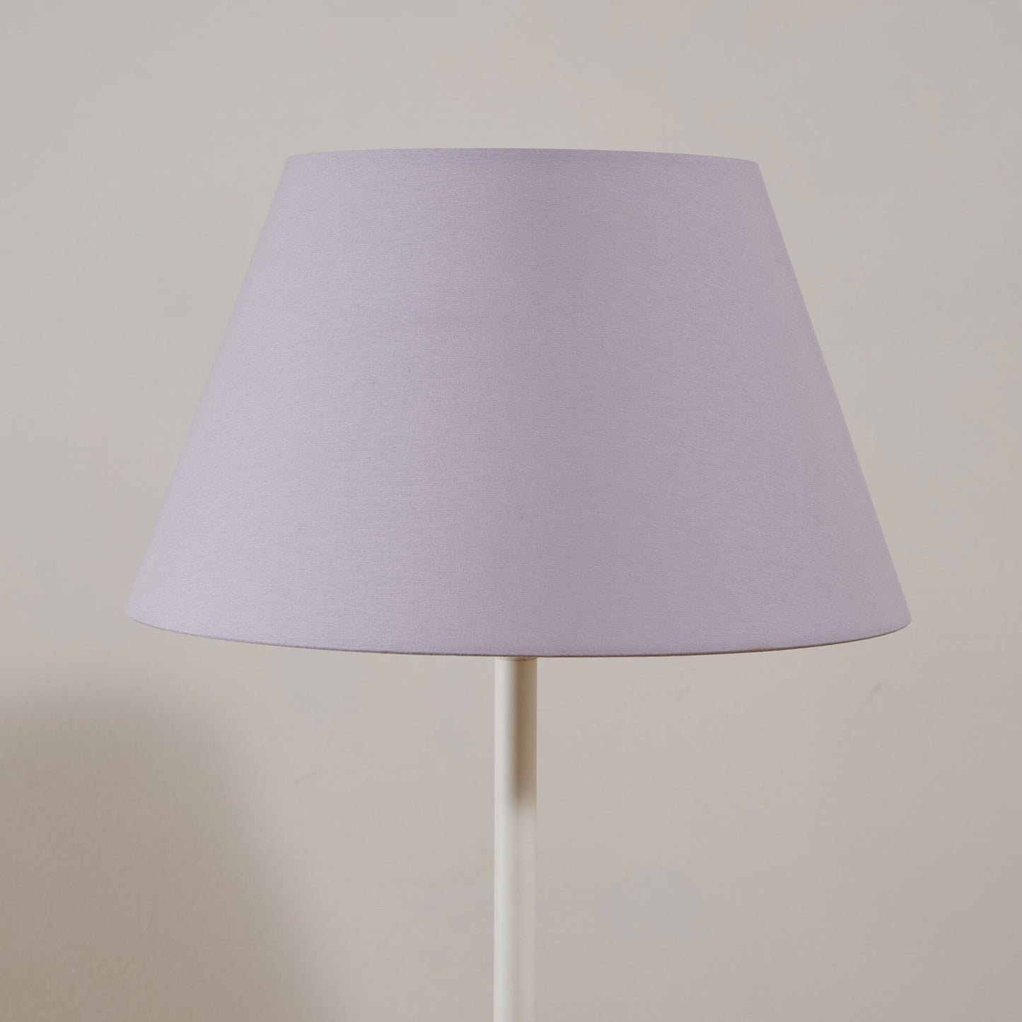 Stehlampe mit einfarbigem Lampenschirm