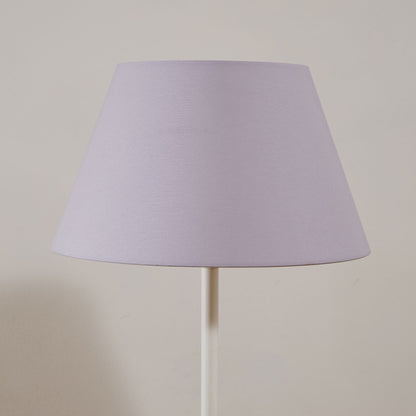 Stehlampe mit einfarbigem Lampenschirm