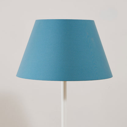 Stehlampe mit einfarbigem Lampenschirm