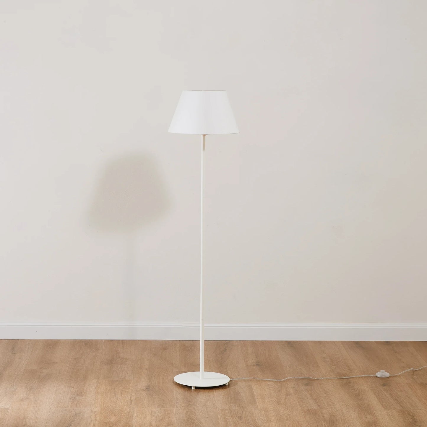 Stehlampe mit einfarbigem Lampenschirm