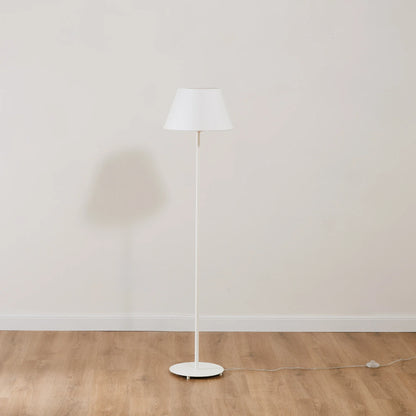 Stehlampe mit einfarbigem Lampenschirm