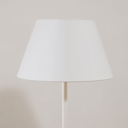 Stehlampe mit einfarbigem Lampenschirm
