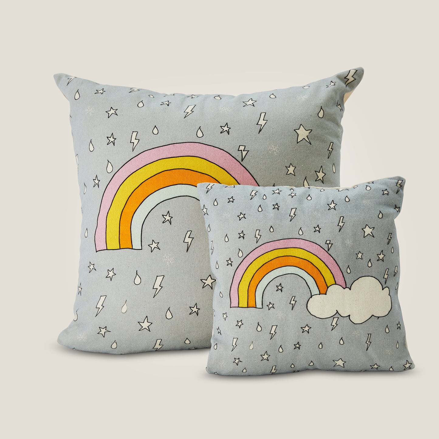 2 cuscini con stampa arcobaleno su fondo blu, in due taglie: 50 x 50 cm e 30 x 30 cm. 