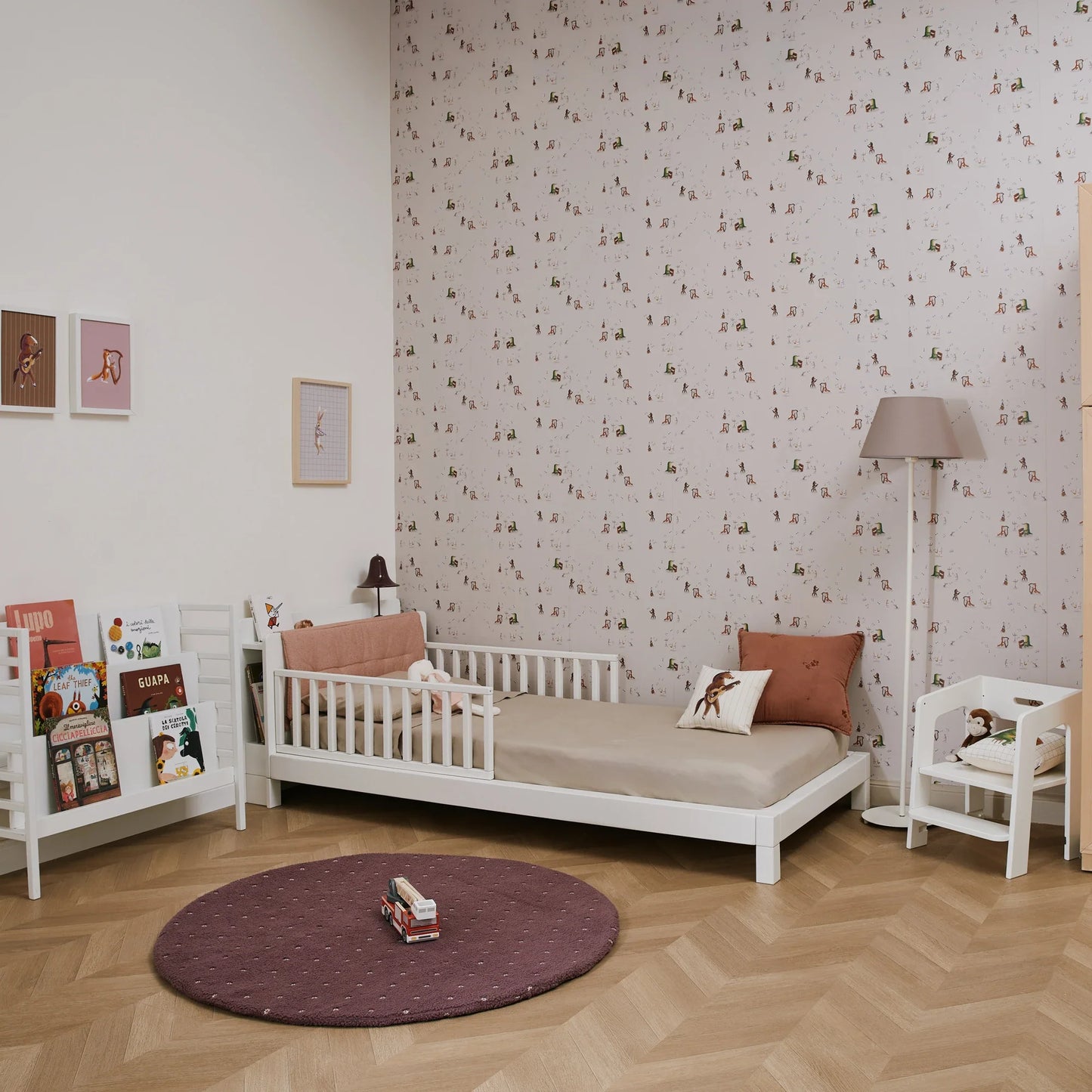 Stehlampe mit einfarbigem Lampenschirm