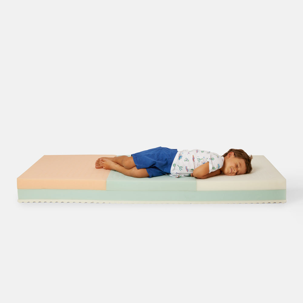 bambino dorme su materasso nabè white mousse schiuma ecologica espansa a base d'acqua per bambini da 4 a 8 anni