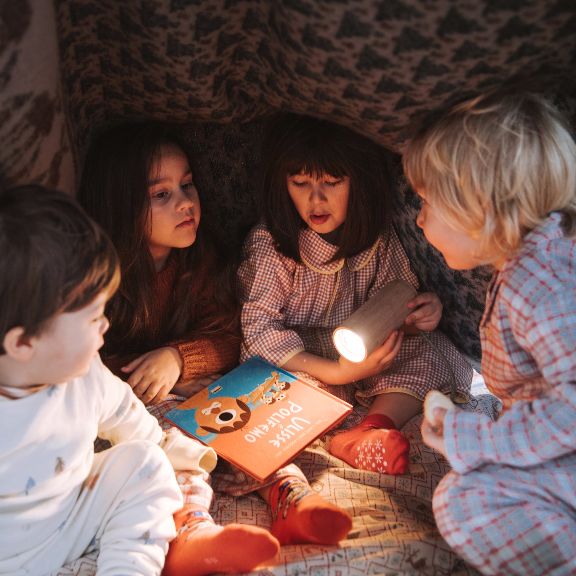 bambini giocano con luce zero+ nabè per letto montessorievolutivo 
