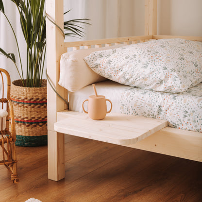 comodino in legno naturale montato su lettino montessori made in italy
