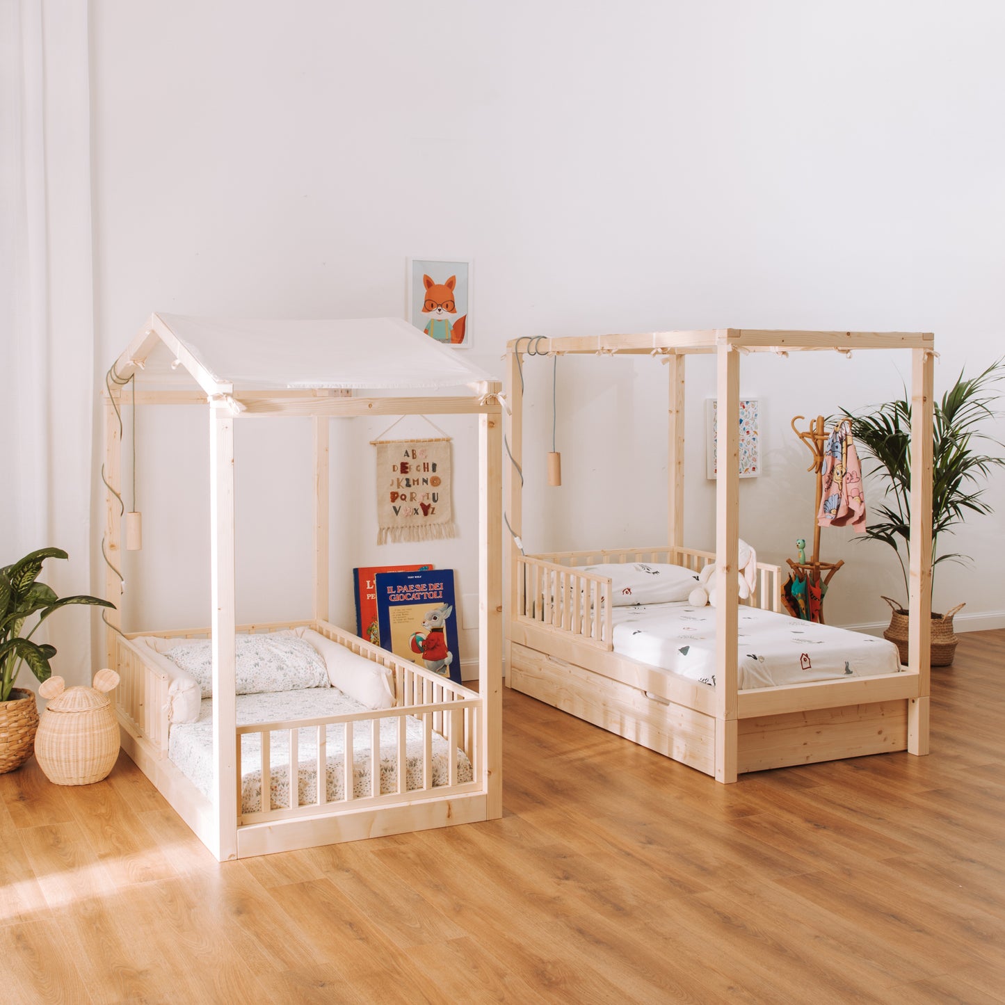 due letti montessoriani in legno della linea zero+ dream con baldacchino e accessori modulari