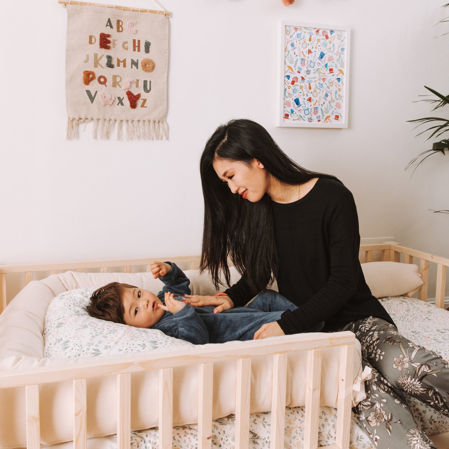 mamma e bambino su letto montessoriano zero+ dream con barriere e cuscino paracolpi