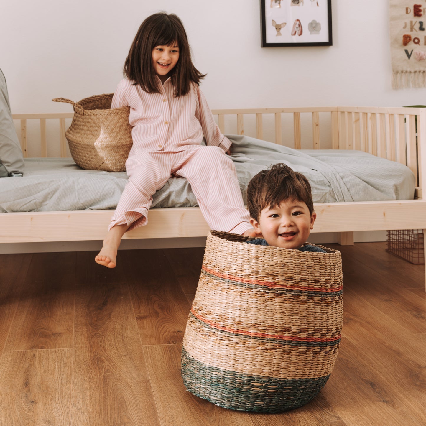 bambini giocano su letto nabè in legno massello della linea zero+ earth