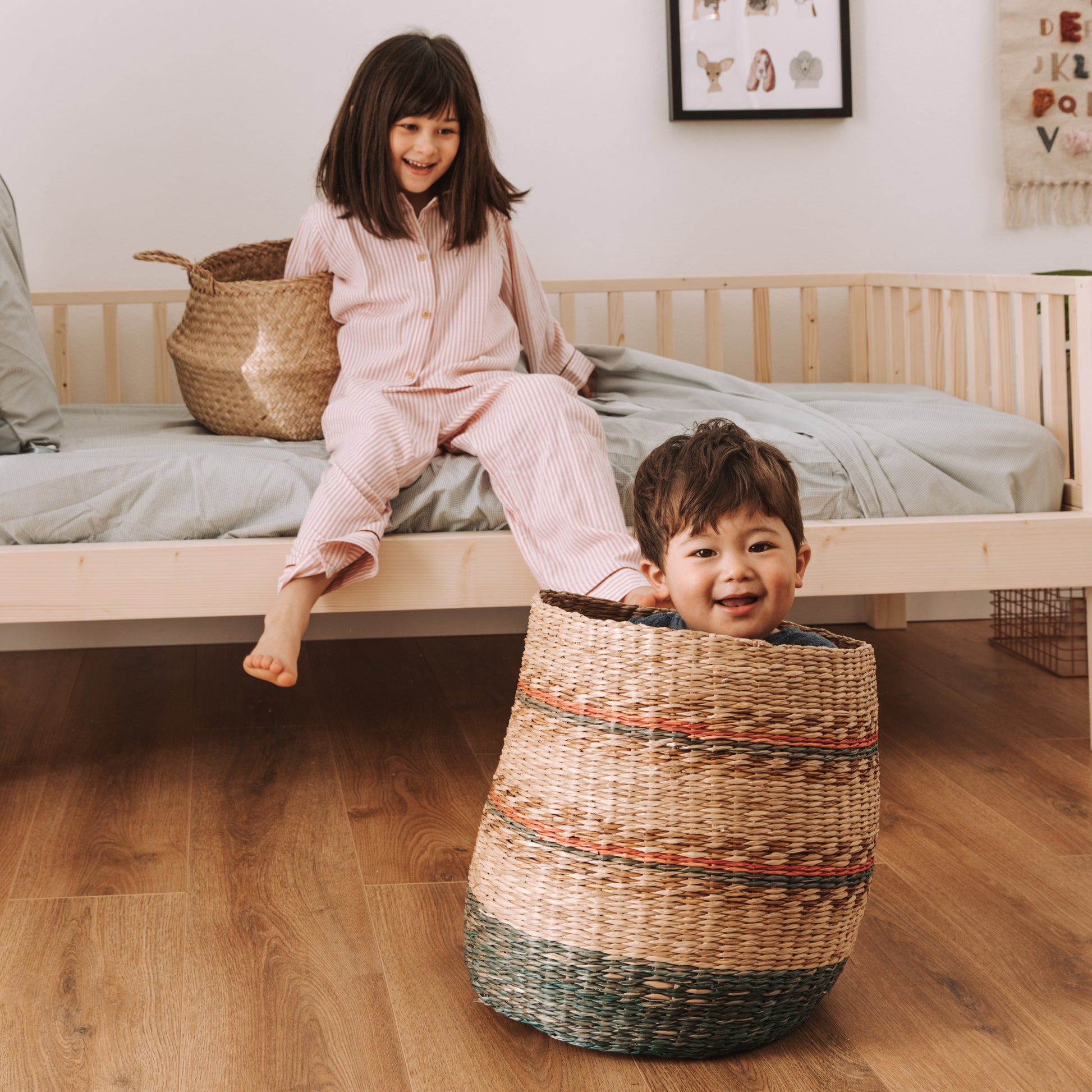 bambini giocano su letto nabè in legno massello della linea zero+ earth