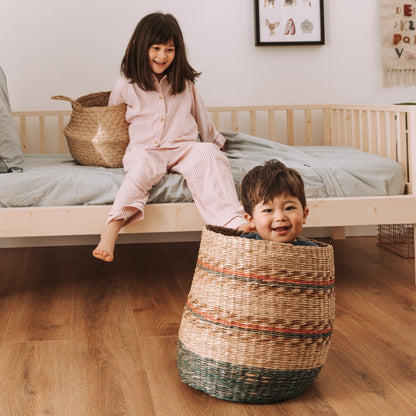 bambini giocano su letto nabè in legno massello della linea zero+ earth